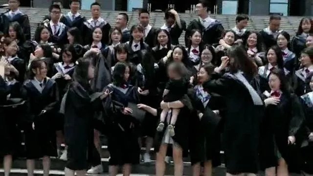 贵州一女大学生抱婴儿拍毕业照，毕业就生子，会不会太年轻了些？