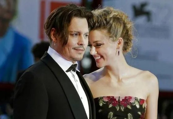 新世界首富马斯克，他的女友是如何在两天拍卖出3800万？