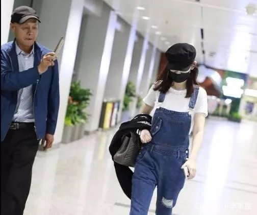 马蓉一身潮牌现身机场，从未有过的坦然笑对拍照，应了一句什么成语？