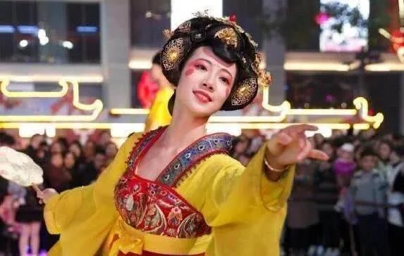 演员表演设备断裂,表演公司对比有何回应?