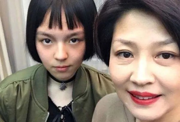 “太成熟了”,李咏女儿晒近照后为何被这样说?