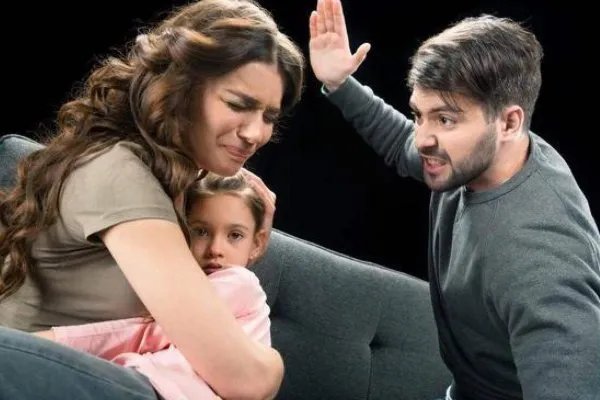 陕西某男子酒后摔打两岁半幼儿,拿孩子撒气的人有多可恶?