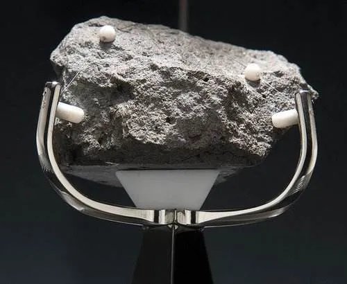 正、负电荷能单独存在，单个磁极为何不能单独存在？