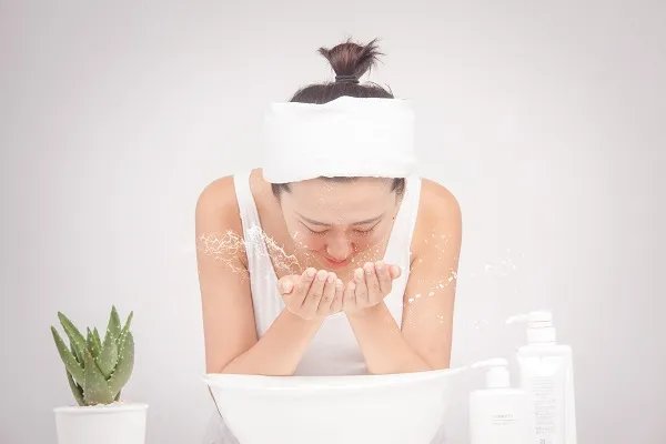 雅诗兰黛精华液的正确使用方法