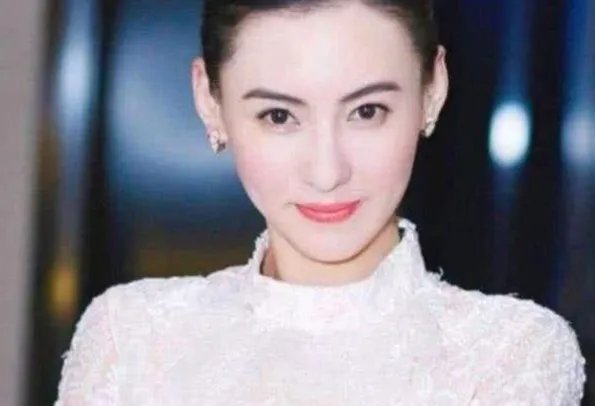 张柏芝近照引热议，肚子凸起被疑怀第四胎，她的状态如何？