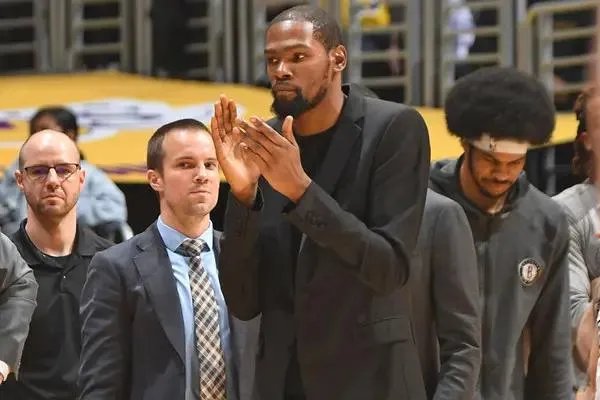 湖人两位球员被确诊，麦基杜德利被排除在外，詹姆斯却在这个时候开直播，你怎么看？