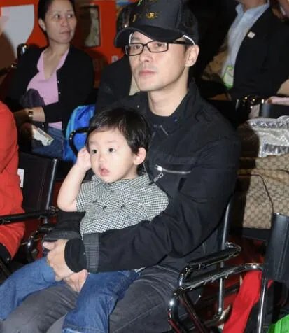 曹永廉儿子新年第一天出世 岳父姜大伟返港