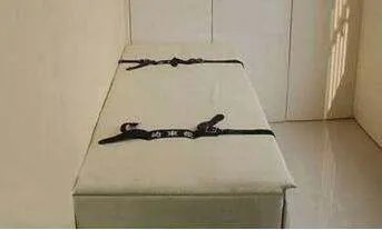 看守所中的软包约束床是什么样子的？