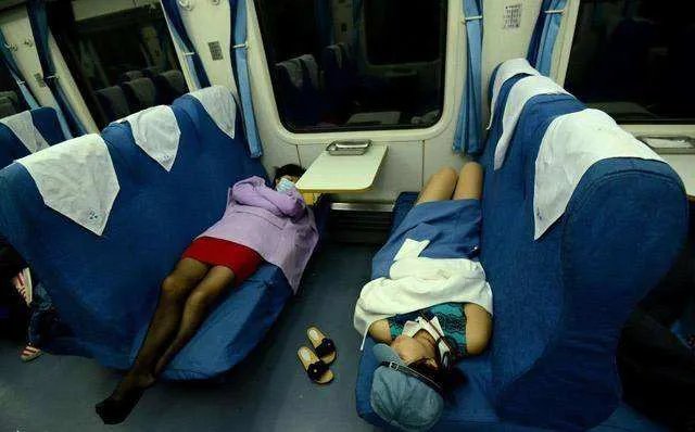 女子霸座掏出六张车票，你坐火车还经历过哪些奇葩的事情？