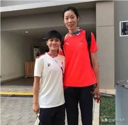 ZhuPerb！拿出结婚证给朱婷签名的暖心，球迷为朱婷写歌，这件事让你感动了吗？