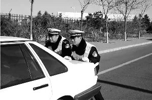 老交警被撞殉职 山东52岁老交警执勤中不幸被撞殉职