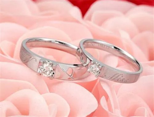 订婚戒指什么时候戴比较好 如何正确的佩戴订婚戒指