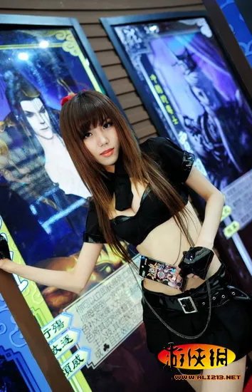 混血嫩模扮春丽一夜爆红 玩COS变成名捷径