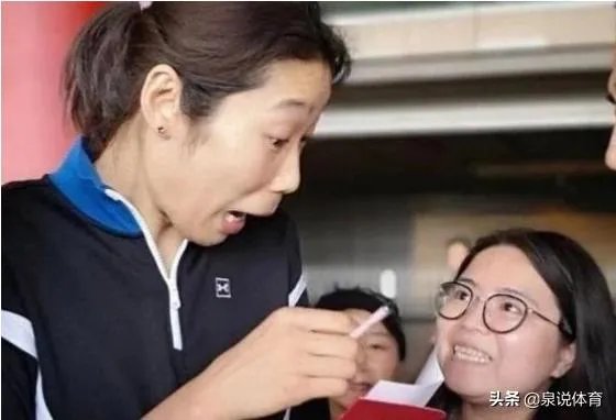 ZhuPerb！拿出结婚证给朱婷签名的暖心，球迷为朱婷写歌，这件事让你感动了吗？