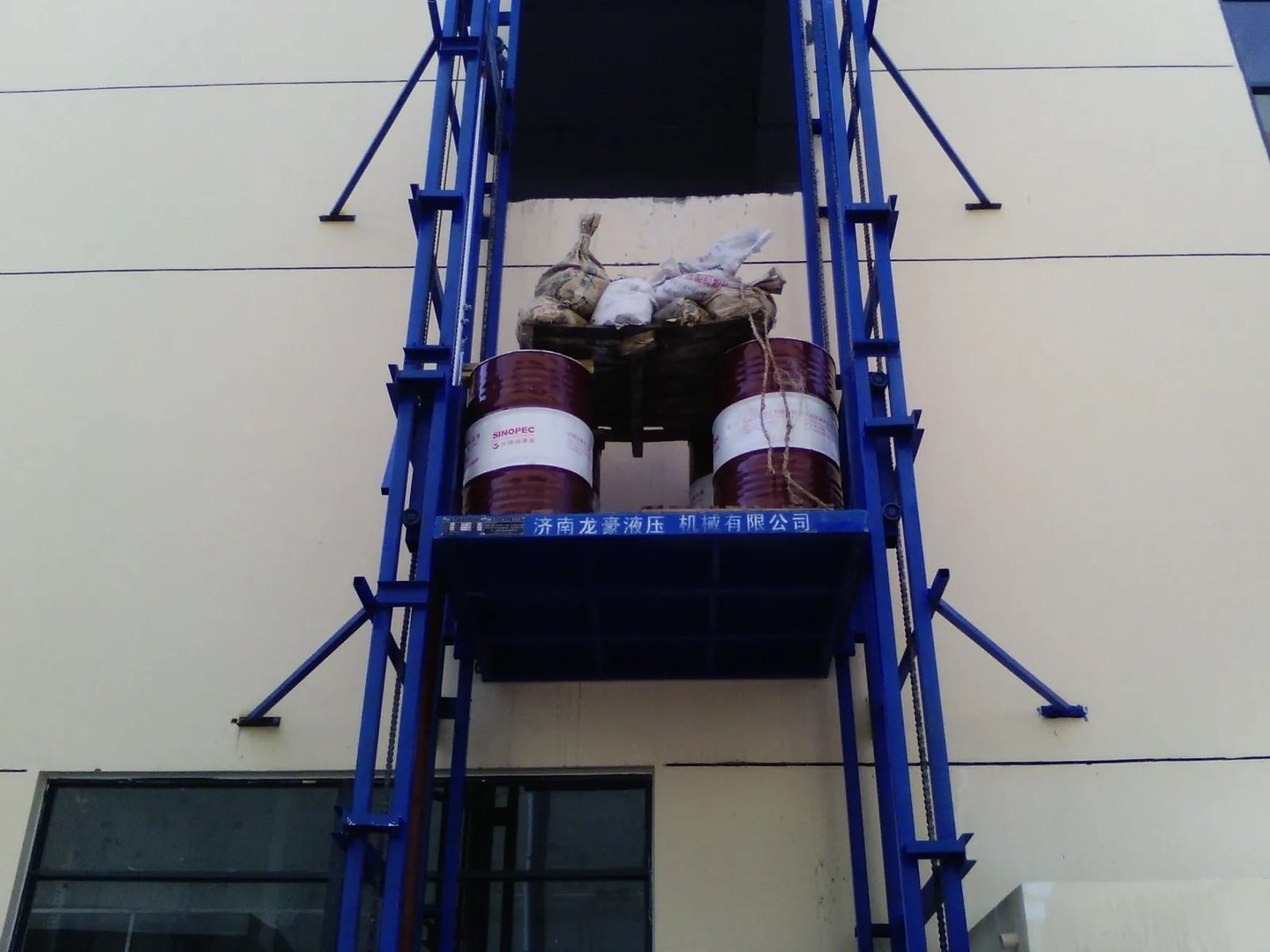 长沙有没有做仓库里使用的液压货梯的厂家，有安装案例的最好，求推荐啊。