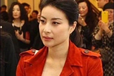 有种“合照”叫做郭晶晶,明明颜值不算高,却每次都能赢女星,你怎么看?