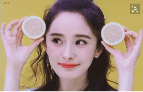 杨幂当众挖鼻孔是怎么回事？