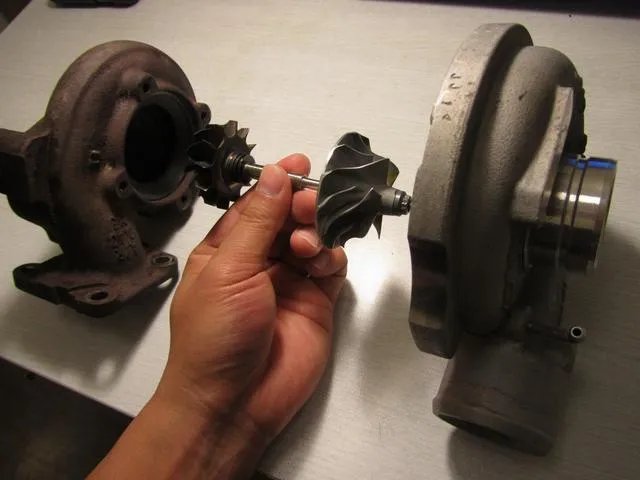 涡轮发动机比自然吸气发动机保养贵吗？