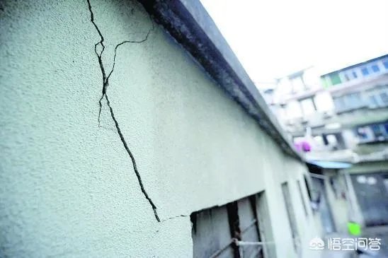 为什么农村的自建房会出现墙面裂缝、开裂、返潮的质量问题？问题出在哪？该怎么解决？