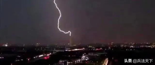 如何看待美国最大国旗被雷劈断，华盛顿纪念碑也遭雷击呢？