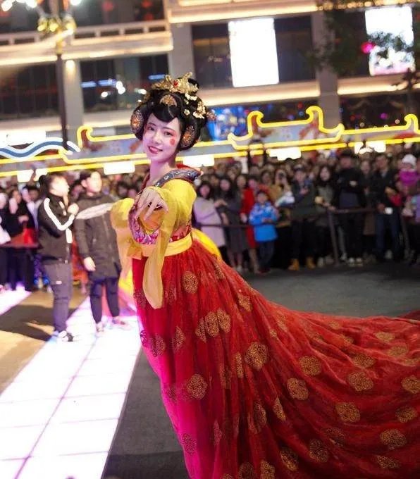 演员表演设备断裂,表演公司对比有何回应?