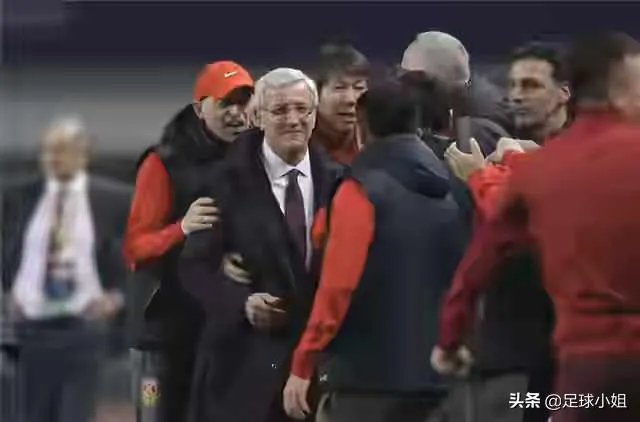 半路撂摊子,合同未履行完,里皮主动辞职,他要不要赔偿足协违约金呢?