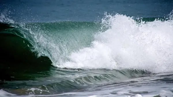青岛两名游客被海浪卷走一人已遇难，海浪的威力为何这么大？