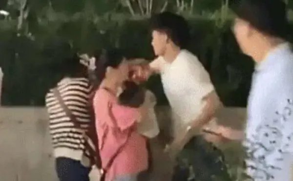 男子因彩礼当街暴打女友，真相是什么