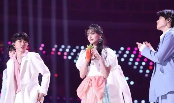 郑爽和时代少年团同台，没有精修的镜头下，腿型认真的吗？