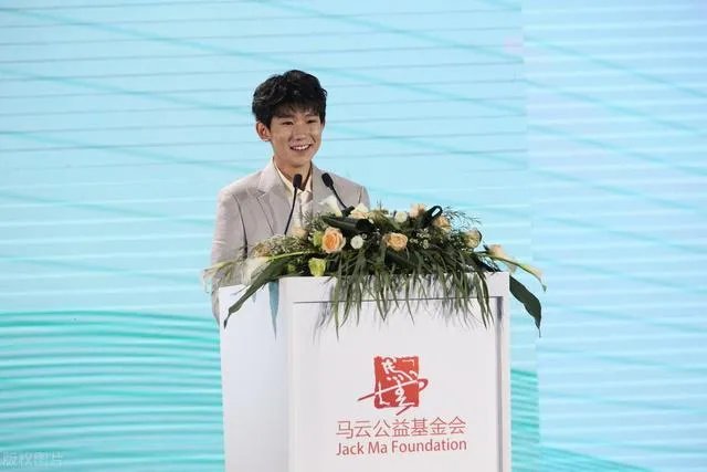 为什么张艺兴抽烟被理解，而王源抽烟就要道歉？