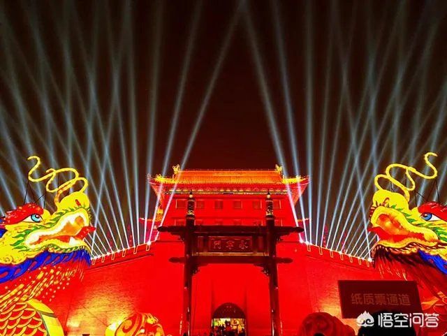 故宫首次晚间开放，你觉得是故宫的灯光秀漂亮，还是西安大唐不夜城漂亮？