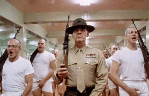 电影《全金属外壳》中那个狠毒的美国教官在训练士兵跑步时经常唱一首旋律很不错的曲子，那个曲子叫什么？