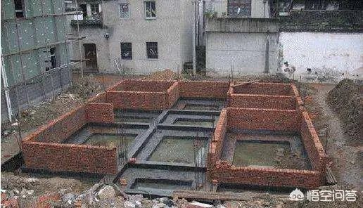 为什么农村的自建房会出现墙面裂缝、开裂、返潮的质量问题？问题出在哪？该怎么解决？