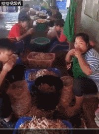 小作坊工人用嘴啃出无骨鸡爪的视频流出，看完你还敢吃那些东西吗？