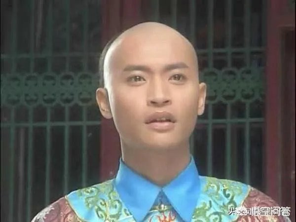 《还珠格格》的尔泰喜欢小燕子吗？