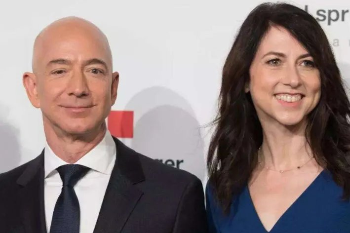 贝索斯前妻成美国最富有女性是怎么回事？