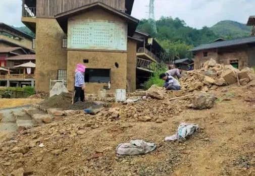 陕西一地山体滑坡土石树木倾泻而下，绵延2公里，是否有造成伤亡情况？