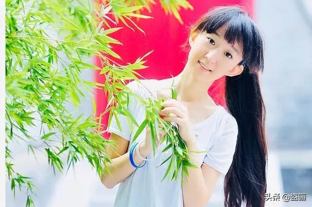 人像摄影的全身照，怎么可以拍摄出活泼奔放又不失淑女的感觉？