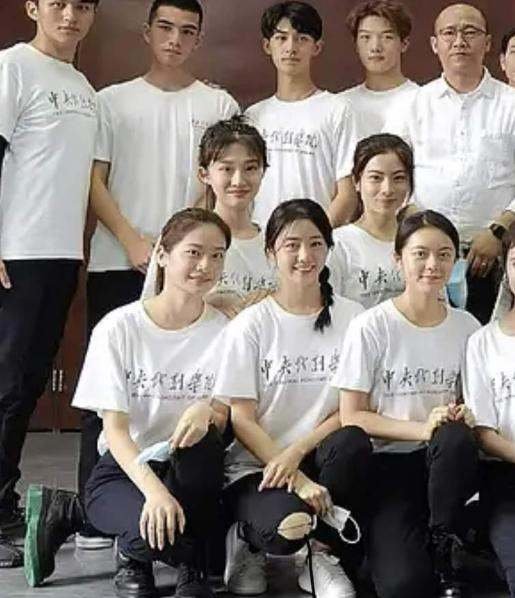 同为新生，张子枫赵今麦同学合影差距大，为什么一个不起眼一个鹤立鸡群？