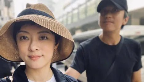 孙俪又晒全家福，海边游玩画面太幸福，家和万事兴说的就是他们，羡慕吗？