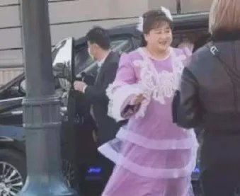 贾玲穿紫色公主裙录综艺被偶遇，你觉得她这个造型怎么样？