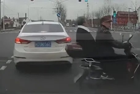 网曝上海两老人骑摩托车横穿马路被撞飞，现场人员伤亡情况如何？