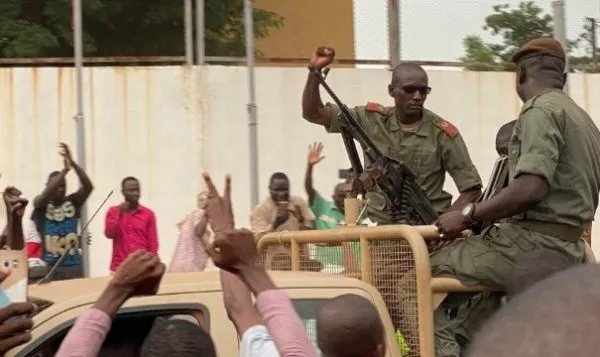 马里发生军人哗变，为什么扣押总统和总理？