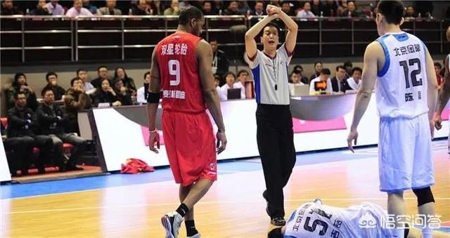 麦迪在CBA打球时，为什么吉喆会对着他摇手指羞辱？