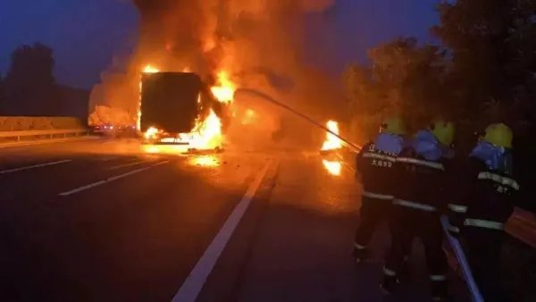 货车高速起火，后车大喊按喇叭提醒，车辆高速起火后果有多严重呢?