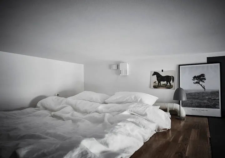 昆凌怀抱一双儿女幸福满满，背景亮了……