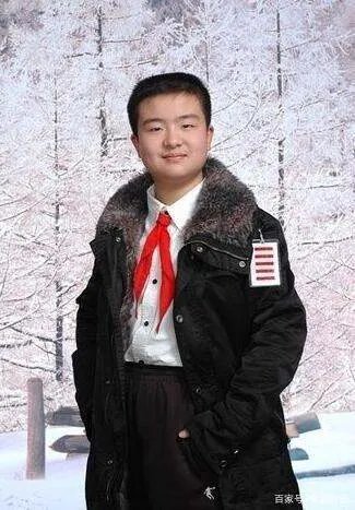 昔日的“五道杠少年”和“不屑弟”现状怎样？一个民办，另一个呢？