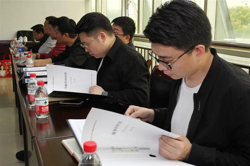 女子景区抱电脑边工作边游玩，这样的旅游还有意义吗？