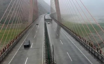 雅西高速客车侧翻致6死29伤，司机是否存在重大失误？