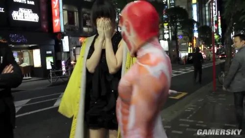 东京街头惊现猥琐“巨人” 美女被吓仓皇逃离